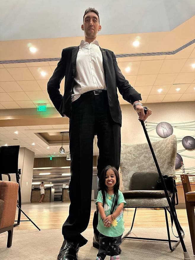 세계에서 가장 키가 큰 남성인 술탄 쾨센과 세계에서 키가 가장 작은 여성인 조티 암지. <출처=조티 암지 엑스(x·구 트위터) 갈무리>