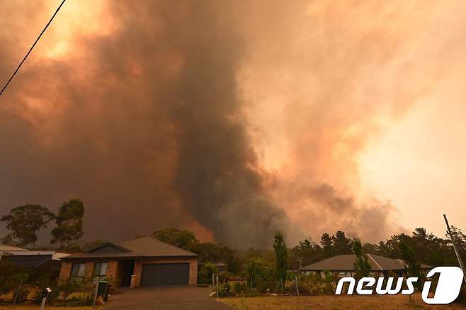 2019년 12월 21일 (현지시간) 호주 시드니 남서쪽의 바르고에서 섭씨 40도를 넘는 폭염 속에 재난급 산불이 덮쳐 주택가 인근에 연기가 치솟고 있다. (사진은 기사 내용과 무관함) ⓒ AFP=뉴스1 ⓒ News1 우동명 기자