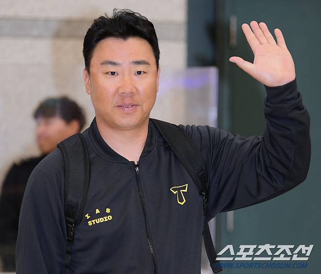 이범호 감독이 취재진을 향해 손을 흔들고 있다.