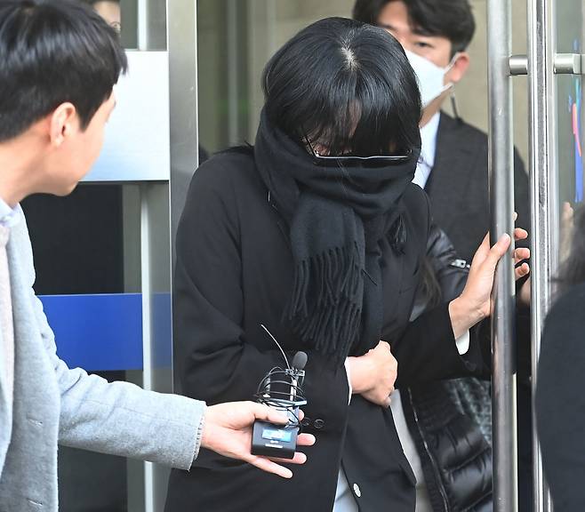 이재명 더불어민주당 대표의 배우자 김혜경 씨의 수행비서였던 배모씨가 지난 14일 오후 경기 수원시 영통구 수원고등법원에서 열린 항소심 선고 공판을 마친 뒤 법원을 나서고 있다. /뉴스1