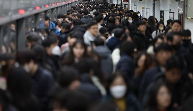 서울 지역에 폭설이 내리면서 출근시간대 지하철 5호선 열차 운행이 전 구간에서 차질을 빚었다.ⓒ연합뉴스