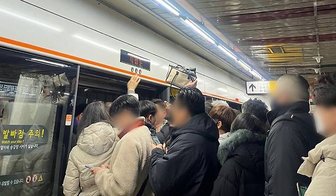 밤사이 내린 많은 눈으로 22일 오전 지하철 3호선이 출입문 고장으로 독립문역에서 멈춰서 출근길 직장인 등이 불편을 겪었다.ⓒ연합뉴스