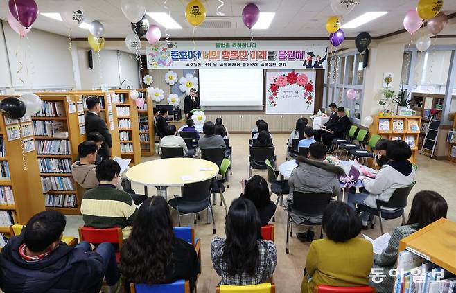 21일 오전 경상남도 밀양시 태룡초에서 제96회 졸업장 수여식이 열리고 있다. 이날 태룡초에서는 김 군이 유일하게 졸업했다. 밀양=이한결 기자 always@donga.com