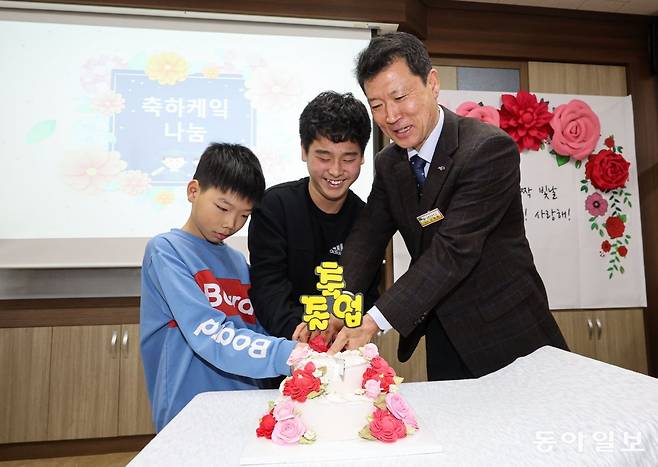 21일 오전 경상남도 밀양시 태룡초에서 열린 제96회 졸업장 수여식에서 졸업생 김준호 군(13)이 축하케이크를 자르고 있다. 밀양=이한결 기자 always@donga.com