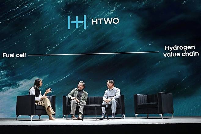 장재훈 현대차 사장(가운데)이 김창환 전무(오른쪽)와 함께 CES 2024 미디어 데이에서 수소 솔루션에 대해 발표하고 있다.