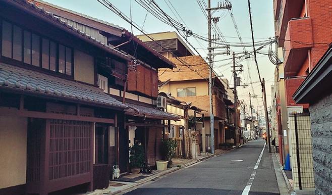 나카야마신사는 교토시 나카교구 이와가미초 주택가 집들 사이에 끼여 있다. 1788년 재건된 이래 용케도 제자리를 지키고 있다.