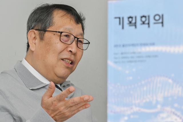 한기호 한국출판마케팅연구소장이 서울 중구 한국일보사에서 인터뷰를 하고 있다. 최주연 기자