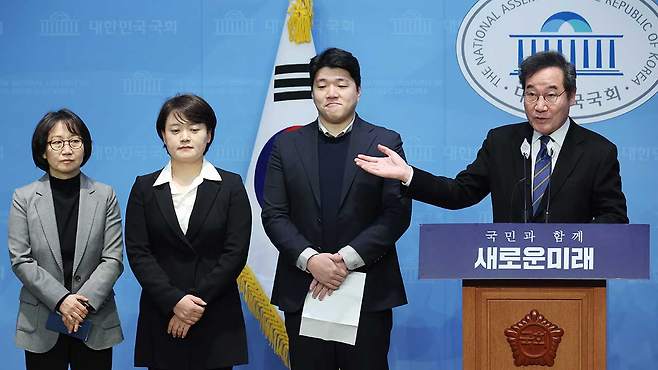 왼쪽부터 신연수 전 동아일보 논설위원, 장하나 브릿지처치 담임 목사, 강상훈 성일농장 대표 [사진 제공: 연합뉴스]