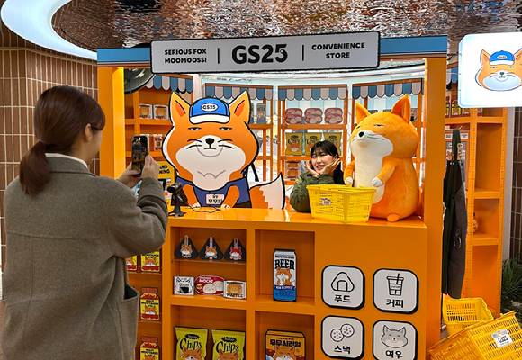 GS25 도어투성수 '무무씨' 팝업매장에서 고객들이 사진을 찍고 있다. [사진=GS25]