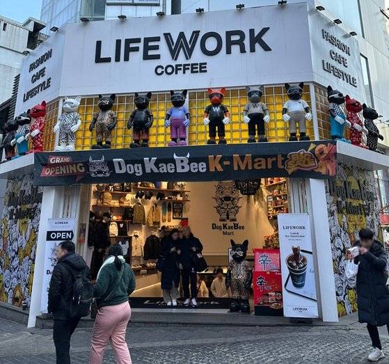 서울 명동에 자리한 라이프워크 매장. 브랜드 캐릭터 옆에 신라면 조형물이 있다. 송정 기자