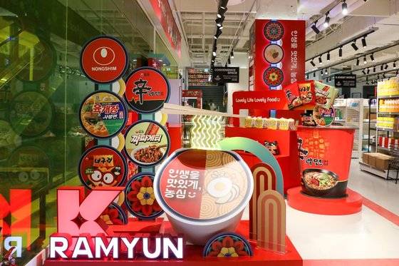 브랜드존 안에는 라면이 전시돼 있고 즉석에서 라면을 끓여먹을 수 있다. 사진 농심.