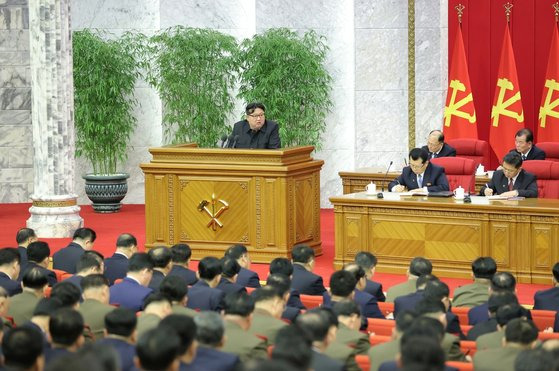 김정은 북한 국무위원장이 지난달에 열린 정치국 확대회의에서 '지방발전 20X10 정책' 이행 방안을 지시하는 모습. 노동신문, 뉴스1