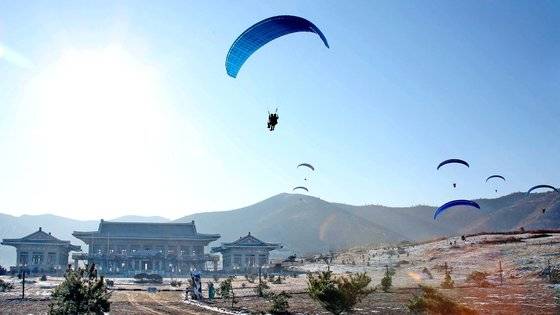 조선중앙TV가 2016년 12월 11일에 공개한 북한군 제525군부대(총참모부 작전국) 직속 특수작전대대의 청와대 타격 훈련모습. 당시 영상에는 특작부대원이 패러글라이딩으로 침투하는 모습이 담겼다. 조선중앙통신=연합뉴스