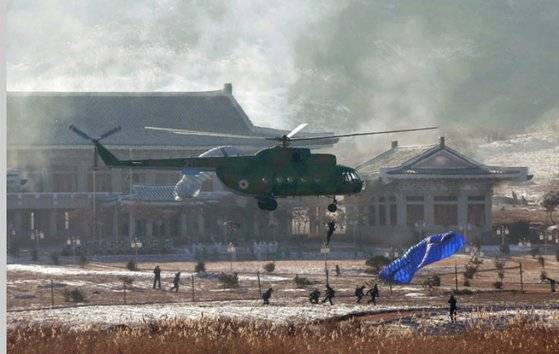 북한군 제525군부대(총참모부 작전국) 직속 특수작전대대가 2016년 12월 청와대 타격을 가정한 훈련을 진행하는 모습. 노동신문