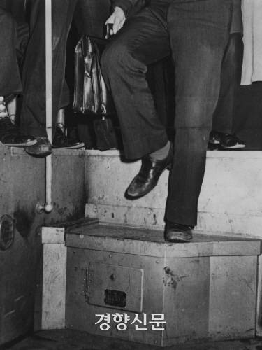 1976년 당시 시내버스에 설치된 계수기. 경향신문 자료사진