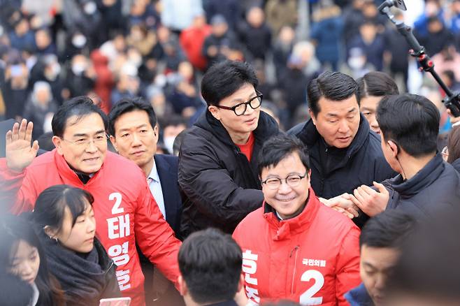 한동훈, 구로구 찾아 태영호·호준석 지원 유세 한동훈 국민의힘 비상대책위원장이 22일 오후 서울 구로구 오류역문화공원에서 시민들과 인사하고 있다. 연합뉴스