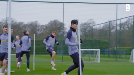 Tottenham Hotspur's Son Heung-min, right, trains with his teammates. [ONE FOOTBALL]