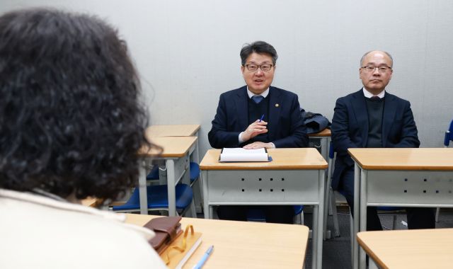 교육부와 서울시교육청은 22일 강남구 소재 학원을 대상으로 합동 점검을 실시했다고 밝혔다. 오석환 교육부 차관과 설세훈 서울시 부교육감이 학원 점검 후 간담회를 하고 있다. 교육부 제공