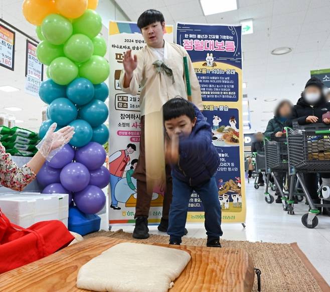 2월 22일 고양시 덕양구 하나로마트 삼송점에서 방문객들이 떡메치기 체험을 하고 있다/사진제공=농협유통·농협하나로유통