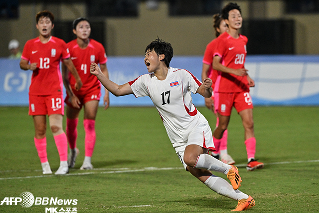 북한 김경용(17번)이 항저우아시안게임 여자축구 준준결승 한국전 페널티킥 득점 후 좋아하고 있다. 사진=AFPBBNews=News1