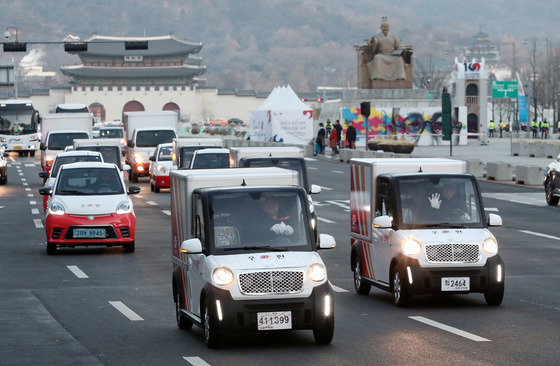 2019년 1월2일 오전 서울 광화문광장 일대. '2019 희망배달 집배원 안전다짐 전기차 퍼레이드'의 모습./사진=뉴스1