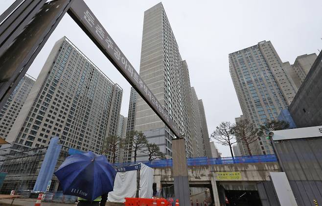 지난달 기준 수도권 민간아파트 분양가가 2500만원을 돌파하며 1년 사이 16% 증가했다. 고금리와 원자재가격 상승 탓에 분양가는 매월 고점을 갱신할 전망이다./사진=뉴스1