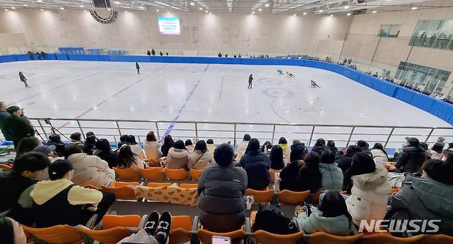 [울산=뉴시스] 배병수 기자 = 16일 울산 동구 울산과학대학교 아산체육관 빙상장에서 제104회 전국동계체육대회 쇼트트랙 경기가 열리고 있다. 2023.02.16. bbs@newsis.com.