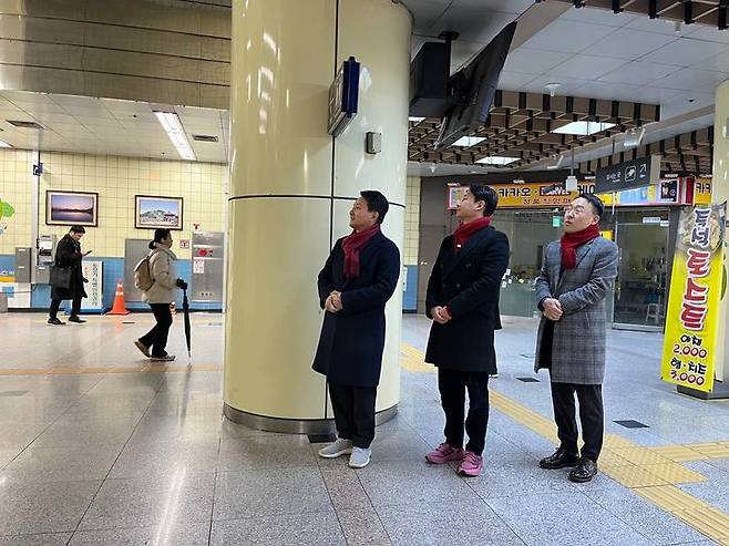 [서울=뉴시스] 원희룡 전 국토교통부 장관과 국가대표 축구선수 출신인 이천수씨가 22일 오전 인천지하철 1호선 계산역에서 함께 출근인사를 하고 있다. (사진=원희룡 전 국토교통부 장관 측 제공) *재판매 및 DB 금지