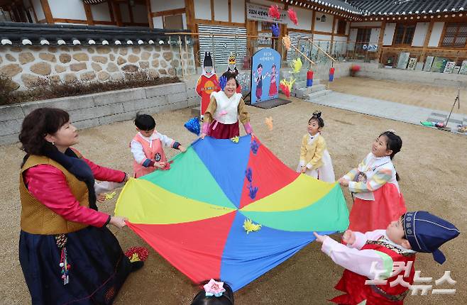 어린이들이 설날에 단체 제기차기를 하며 즐거워 하고 있다. 박종민 기자