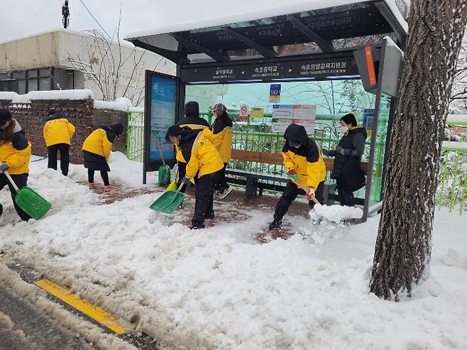 22일 오전 제설작업에 나선 공무원들. 속초시 제공