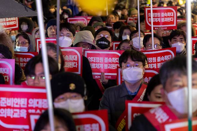 서울시의사회 소속 의사들이 22일 오후 서울 용산구 대통령실 앞에서 정부의 의과대학 입학 정원 확대에 반대하는 궐기대회를 하고 있다. 연합뉴스