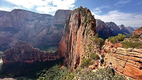 454m 높이의 엔젤스 랜딩에 오르는 길은 양방 통행이 불가한 구간이 대부분이어서 서로의 안전을 위해 자연스럽게 한쪽이 기다리고 다른 한쪽은 진행을 한다.