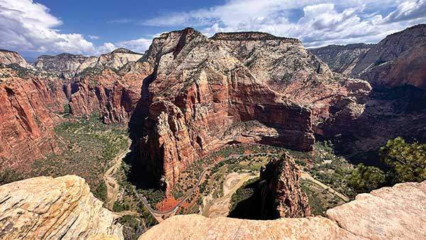 엔젤스 랜딩에 서면 굽이굽이 흘러가는 버진강을 따라 경이로운 자이언캐니언의 장엄한 경치가 360도 파노라마로 펼쳐진다.
