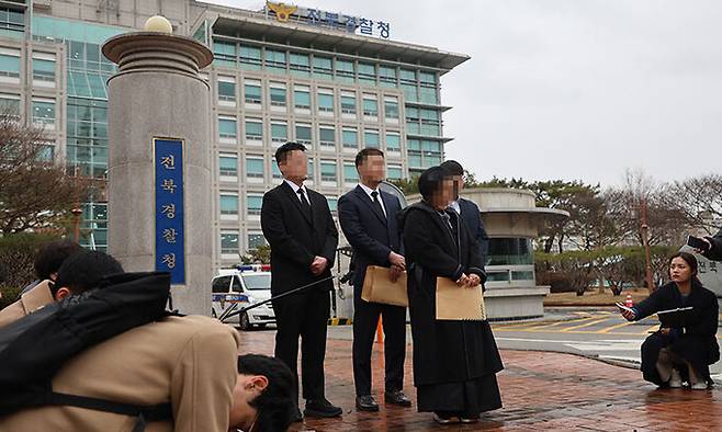 논문 조작 혐의로 경찰 수사를 받아온 전북의 한 국립대 교수가 숨진 가운데 22일 사망한 교수의 유가족과 제자들이 전북경찰청 앞에서 기자회견을 열고 수사가 부당했다는 입장을 밝히고 있다. 연합뉴스