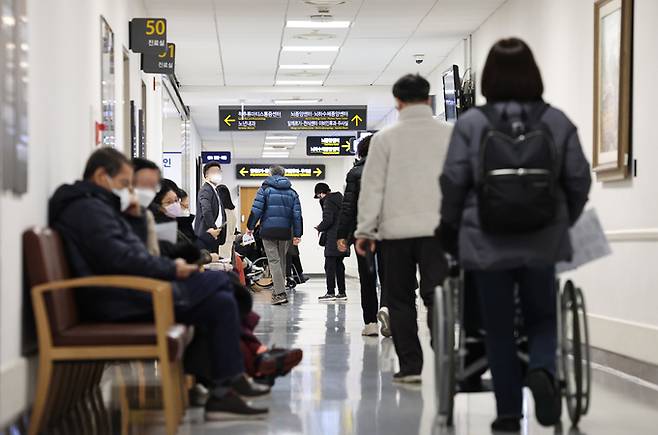 전공의 업무중단 3일 차인 22일 서울 서대문구 세브란스병원이 분주한 모습을 보이고 있다. 뉴시스