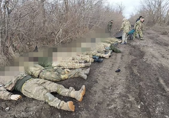 사령관의 잘못된 판단으로 적군(우크라이나군)의 하이마스 공격을 받은 러시아 병사 60여 명이 사망했다.(사진) 전우들이 시신 가방을 준비하는 모습