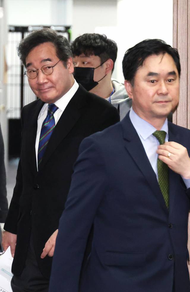 이낙연(왼쪽), 김종민 새로운미래 공동대표가 22일 국회에서 인재영입 발표 기자회견을 위해 들어서고 있다. 연합뉴스