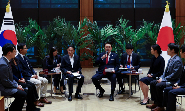 지난해 11월 아시아태평양경제협력체(APEC) 정상회의 참석차 미국을 방문한 윤석열 대통령이 미국 캘리포니아주 스탠퍼드대 후버연구소에서 열린 한일 스타트업 간담회에서 발언하고 있다. 왼쪽은 기시다 후미오 일본 총리. 연합뉴스