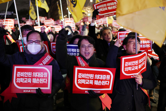 서울시의사회 소속 의사들이 22일 서울 용산구 대통령실 앞에서 집회를 열고 정부의 의과대학 입학 정원 확대를 반대하는 구호를 외치고 있다. 연합뉴스