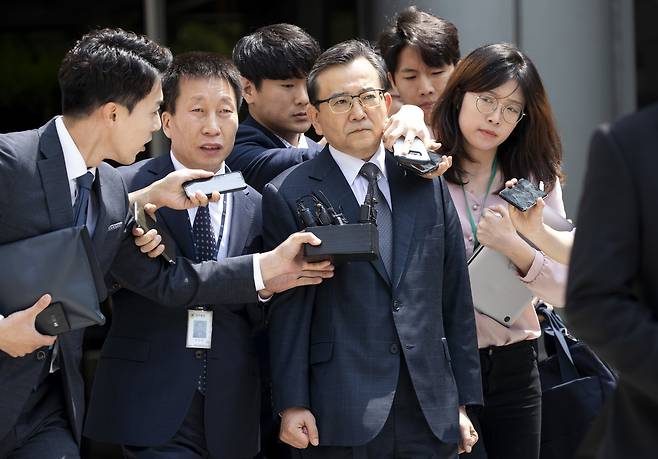 건설업자 윤중천으로부터 1억6천만원대 뇌물수수와 성접대 혐의를 받는 김학의 전 법무부 차관이 2019년 5월16일 오후 서울 서초구 서울중앙지법에서 열린 구속 전 피의자 심문(영장실질심사)을 마치고 법원을 나서 서울동부구치소로 향하고 있다. ⓒ시사IN 조남진