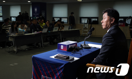 정해성 신임 국가대표 전력강화위원장이 21일 오후 서울 종로구 신문로 축구회관에서 가진 1차 전력강화위원회 관련 브리핑에서 취재진의 질문에 답하고 있다. /사진제공=뉴스1