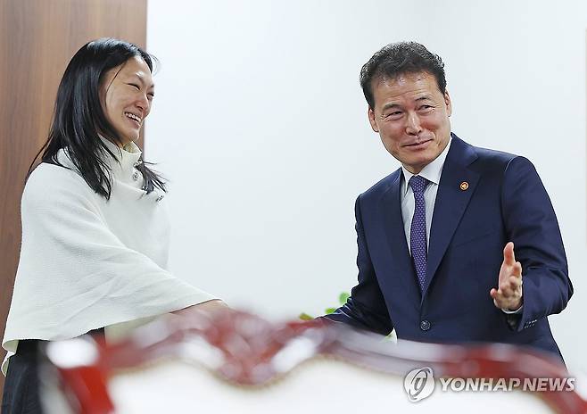 악수하는 김영호 통일부 장관과 줄리 터너 미 북한인권 특사 (서울=연합뉴스) 김도훈 기자 = 김영호 통일부 장관이 21일 오후 정부서울청사에서 줄리 터너 미 북한인권 특사를 접견, 악수하며 인사하고 있다. 2024.2.21 superdoo82@yna.co.kr