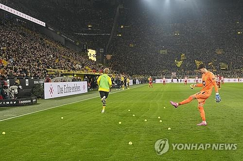 그라운드에 던져진 테니스 공 차는 도르트문트의 그레고르 코벨 골키퍼 [AP=연합뉴스]