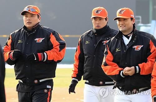 2012년 류현진(가운데), 김태균(왼쪽)과 함께 한 박찬호 [연합뉴스 자료사진]