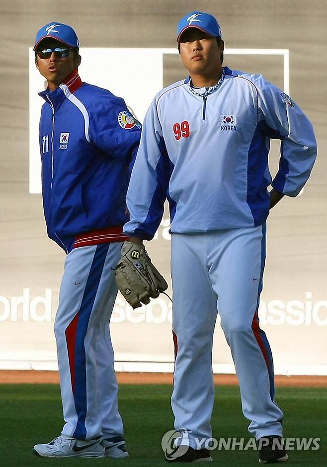 손혁(왼쪽)과 류현진 2009년 3월 16일 오전(한국시간) 미국 샌디에이고 펫코파크에서 열린 '2009 월드베이스볼클래식' 2라운드 한국과 멕시코의 경기 전 열린 팀연습에서 손혁 인스트럭터가 멕시코전 선발로 나설 류현진과 대화를 나누고 있다. [연합뉴스 자료사진]