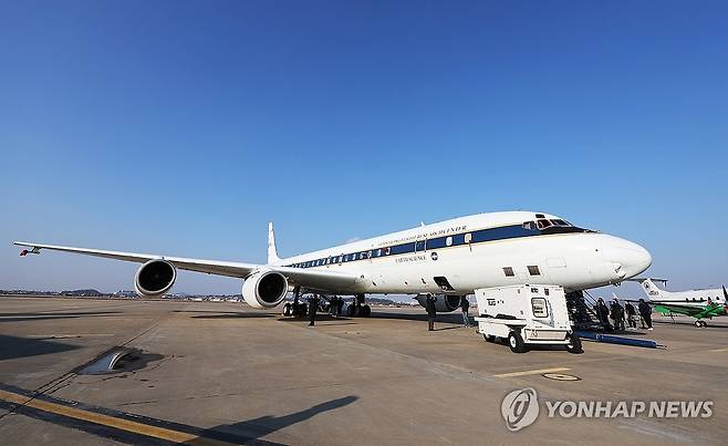 '하늘을 나는 실험실' DC-8 항공기 (평택=연합뉴스) 홍기원 기자 = 지난 16일 경기도 평택시 주한미공군 오산기지에서 열린 국립환경과학원·NASA 아시아 대기질 공동조사(ASIA-AQ) 미디어데이에서 참석자들이 대기질 관측용 항공기 DC-8을 살펴보고 있다. 2024.2.18 xanadu@yna.co.kr