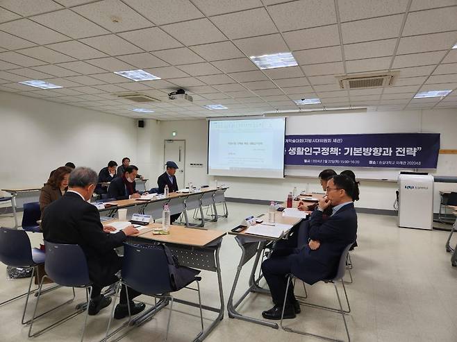 '생활인구 정책 위한 전략은' (서울=연합뉴스) 이상서 기자 = 한국지방자치학회가 22일 숭실대에서 개최한 '2024 동계학술대회'에서 패널들이 토론하고 있다. 2024.02.22 shlamzel@yna.co.kr (끝)