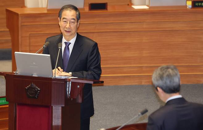 한덕수 국무총리가 22일 국회 본회의 대정부질문에서 더불어민주당 이인영 의원의 질문에 답변하고 있다. (사진 = 연합뉴스)