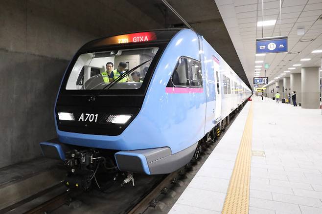 서울 강남구 수서역 SRT 승강장에서 GTX-A 철도차량이 동탄 구간까지 시운전 되고 있다. (사진=뉴시스)