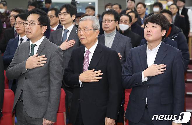 금태섭 새로운선택 공동대표, 김종인 전 국민의힘 비대위원장, 이준석 전 대표가 17일 오후 서울 여의도 국회 의원회관에서 열린 새로운선택-세번째권력 공동창당대회에서 국민의례를 하고 있다. 2023.12.17./뉴스1 ⓒ News1 임세영 기자